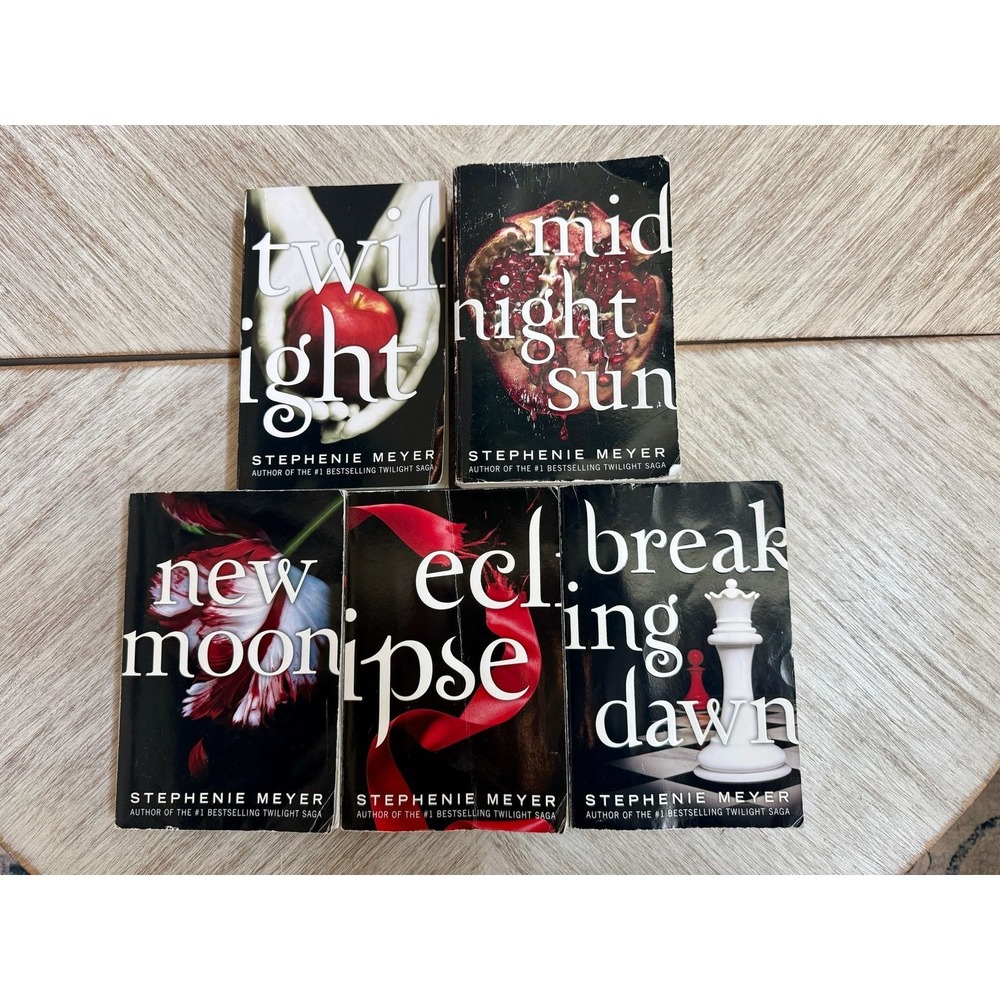 The Twilight Saga 5-Book Paperback Box Set by Stephenie Meyer